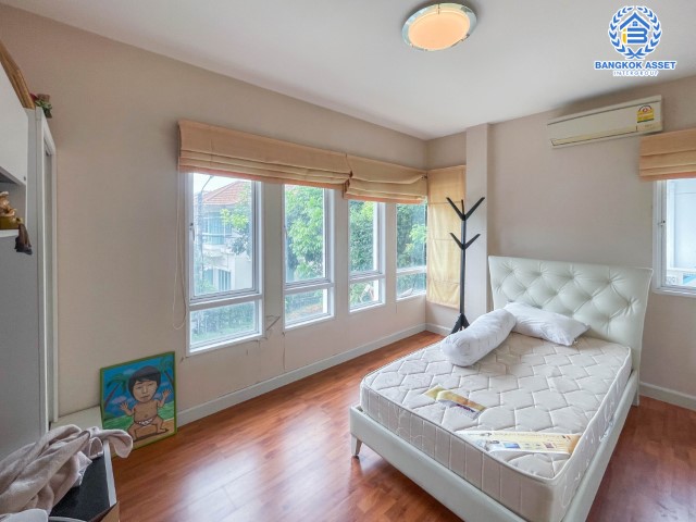 *****บ้านเดี่ยวมือสองย่านนนทบุรี ม.บางกอกบูเลอวาร์ด สาทร-ปิ่นเกล้า เนื้อที่กว้างขวางมากถึง 52.50 ตร.ว. ฟังก์ชัน 3 ห้องนอน 4 ห้องน้ำ ที่จอดรถ 2 คัน แถมฟรี! เครื่องปรับอากาศ 5 เครื่อง มีพื้นที่รอบบ้าน ภายในตกแต่งสวย ตั้งบนทำเลแห่งการเดินทาง ใกล้จุดขึ้นลงทางด่วน "ตลิ่งชัน"